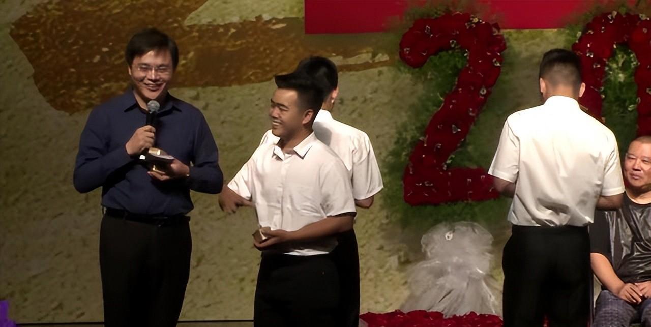 在尚筱菊21岁的时候,他和刘筱亭,高筱贝等一起,分别拜师岳云鹏,栾云平