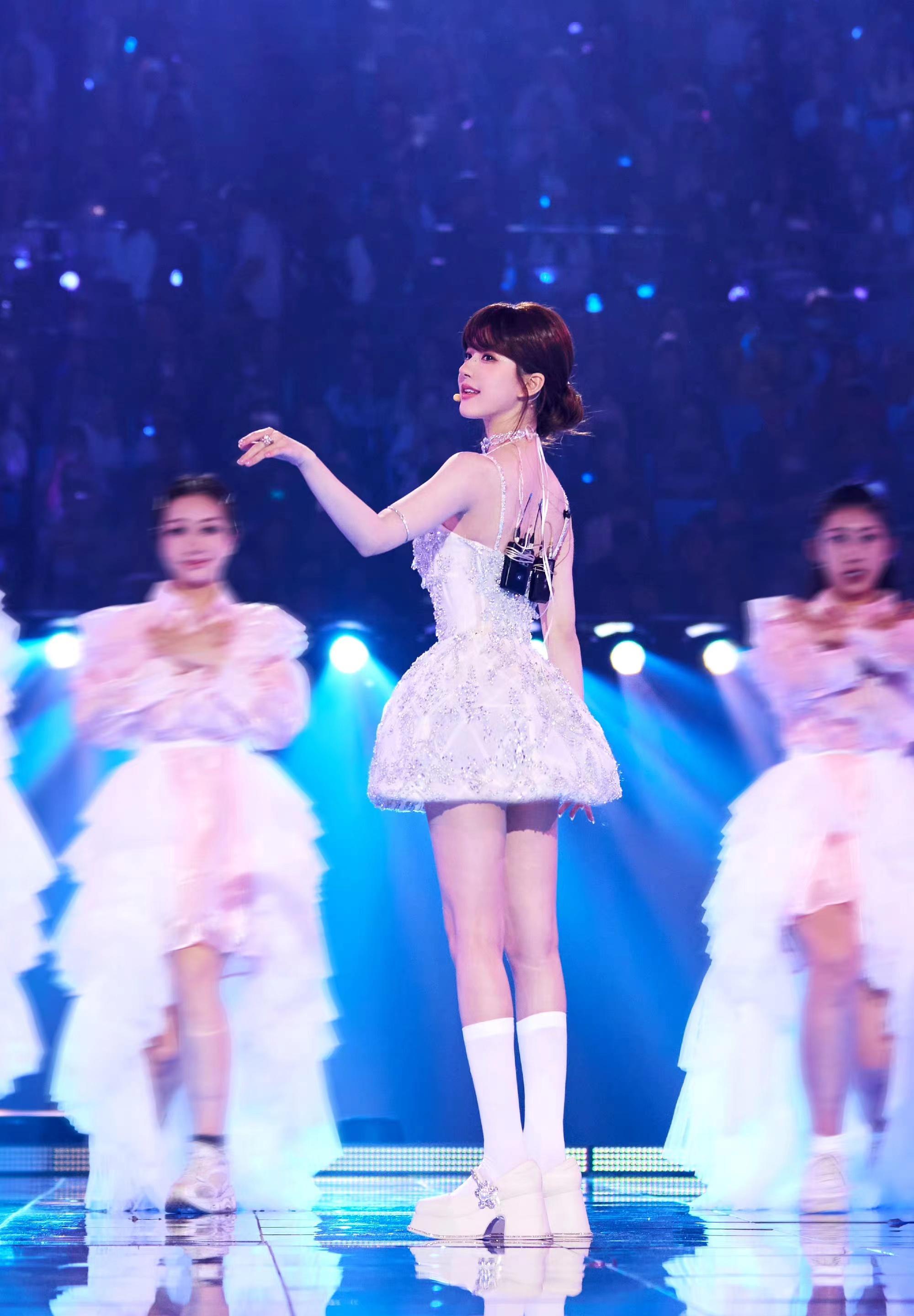 赵露思舞台新造型来袭,穿一条银色镶钻吊带裙,灵动又俏皮!