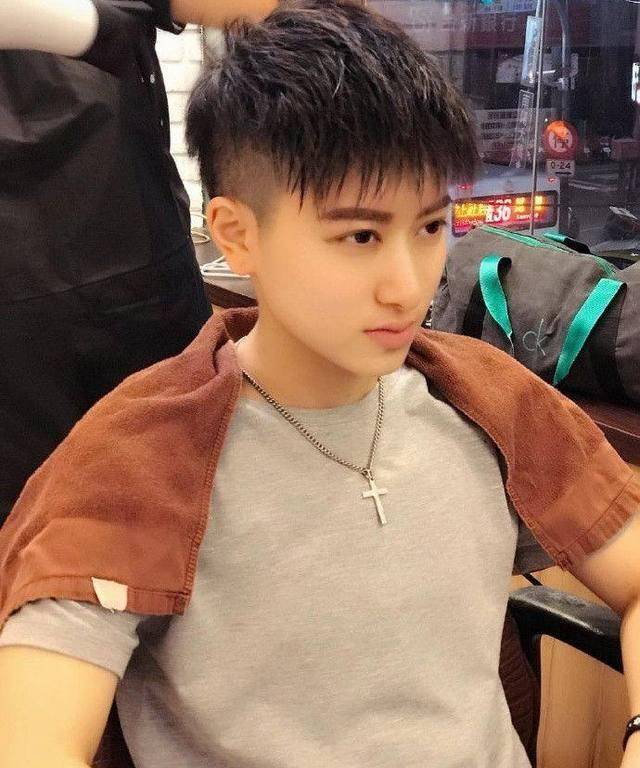 《落跑甜心》女主晒近照,四年不见"智障女"变帅t_郑靓歆_长发_男生