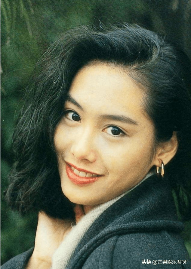 用一句话来形容年轻时的朱茵,那大概就是俊俏中,带有几分天真烂漫的