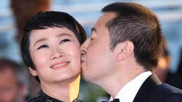 如今的赵涛的颜值依旧非常高,身材也保持的非常好,和老公的感情也是