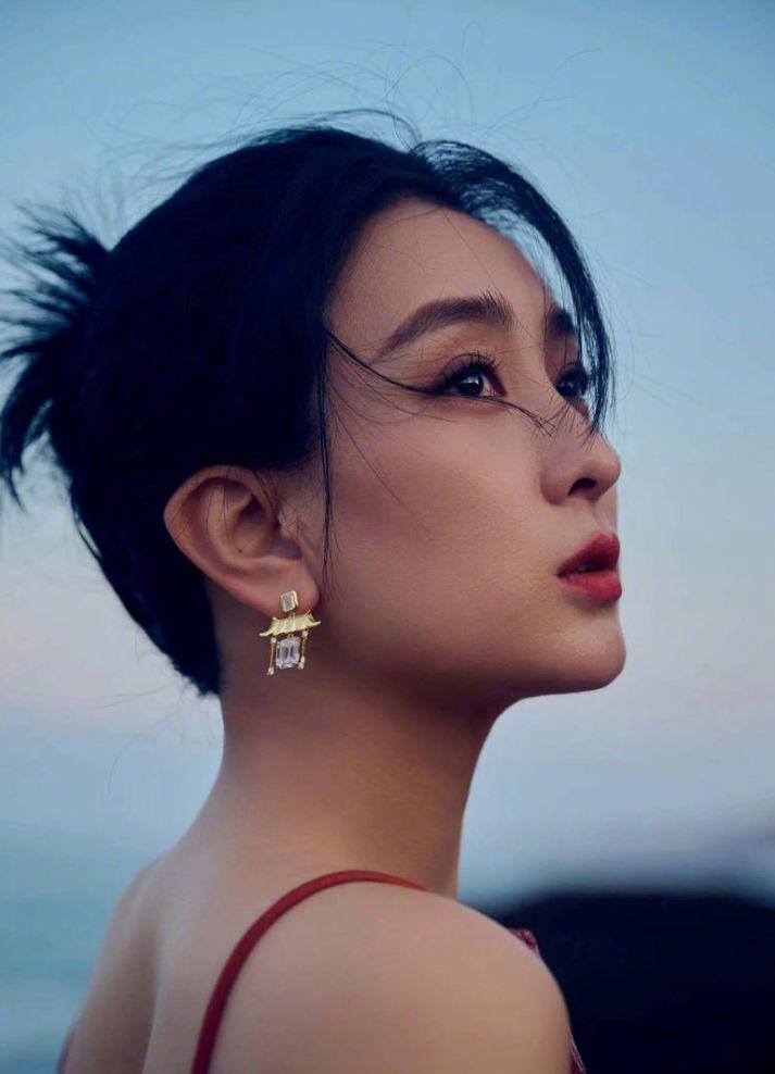 马苏穿红色时尚连衣裙 曲线婀娜大秀美腿妩媚动人_魅力_照片_气质