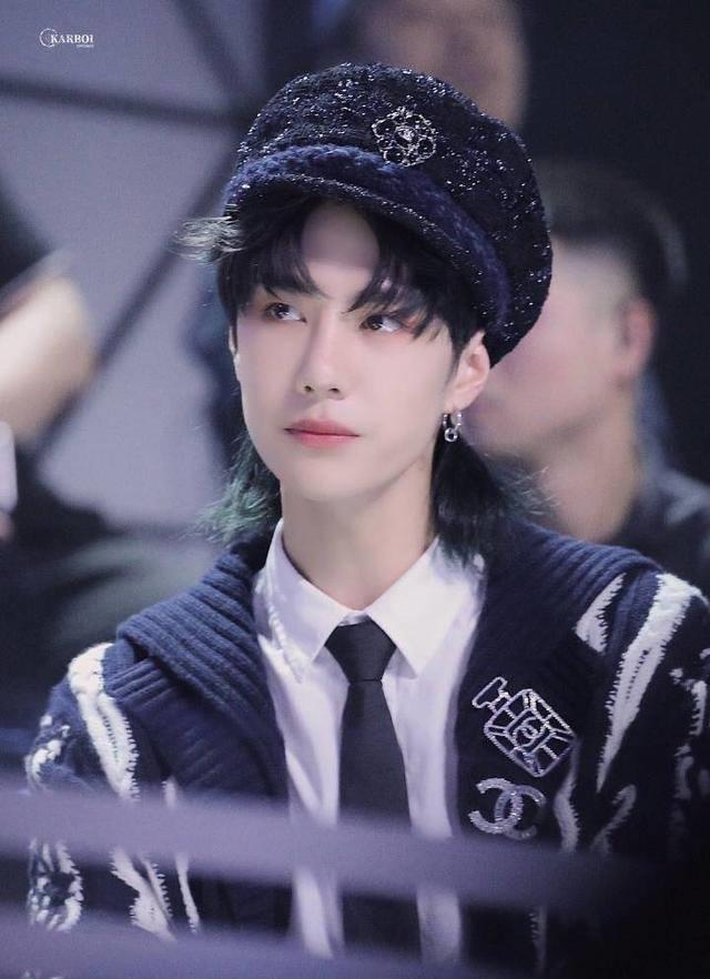 一瓶酸奶引发的顶流之争,没想到王一博粉丝佛系追星,还夸蔡徐坤_品牌