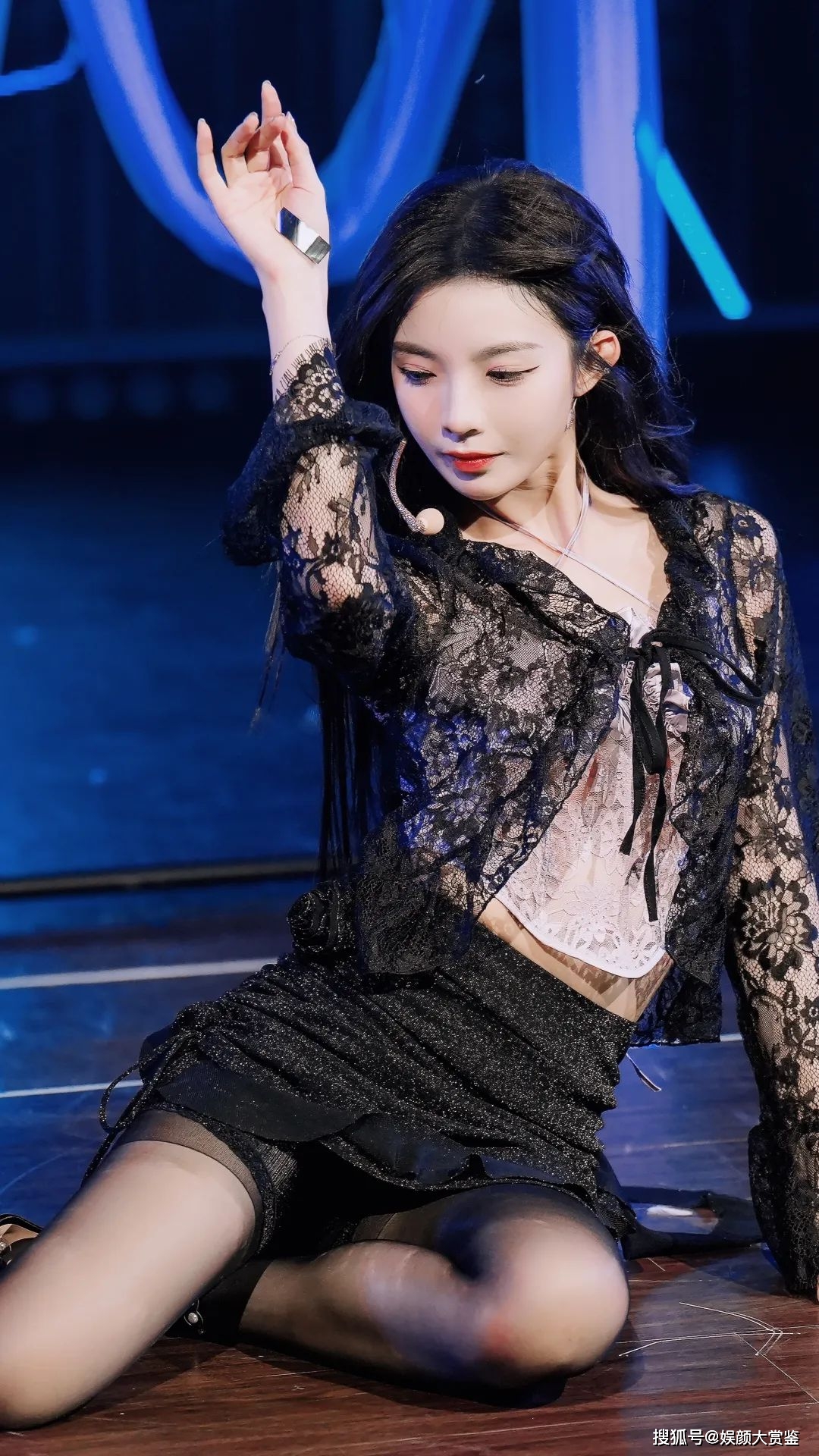 许杨玉琢性感舞台照,黑丝短裙,舞姿曼妙,生日公演造型