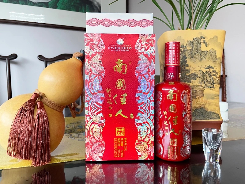 王秉刚书法走近360行:走近徐州南国佳人酒业,应邀为赵总题字:金玉满堂