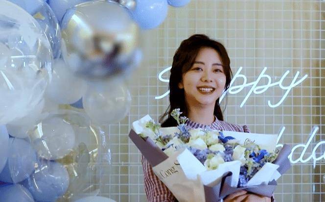 工作室在5号晚上晒出生日当天拍摄的花絮,助理为谭松韵贴了满脸的彩色