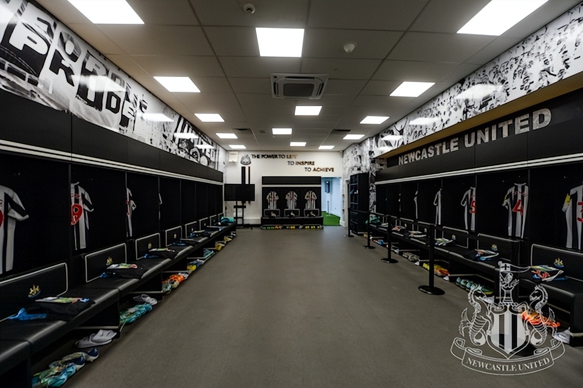 原创英超豪门纽卡斯尔主队更衣室富丽堂皇球迷客队更衣室像监狱
