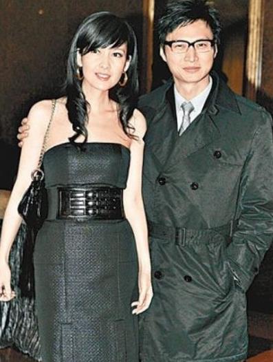 2008年,倪震去酒吧玩耍,与身边年轻美女亲吻.