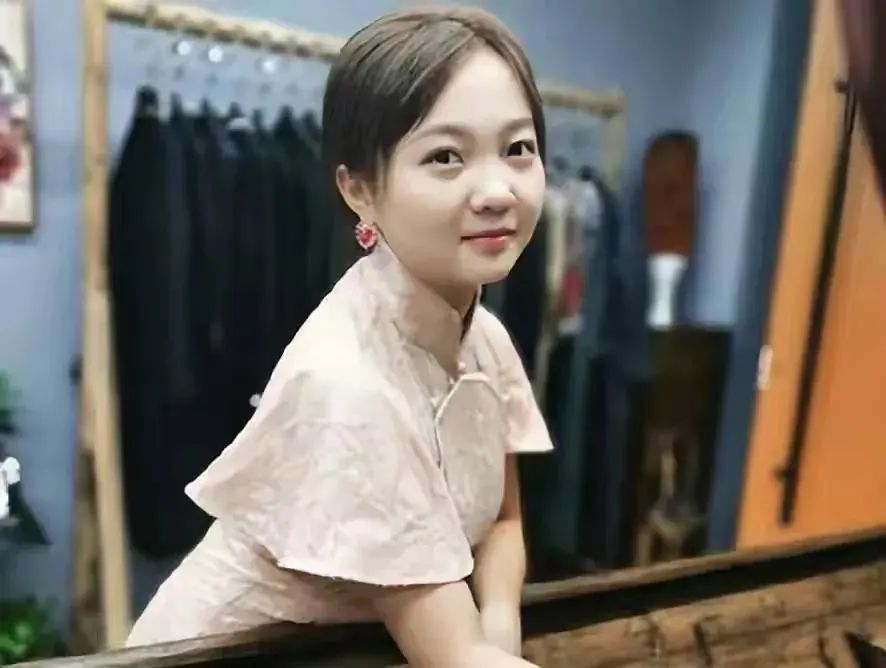 林妙可精心打扮参加同学婚礼,结果又胖又不漂亮,而且她真的好矮_身材