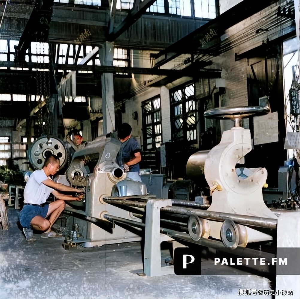 建国初期,中国工业基础薄弱,但工人阶级以极大的热情投身于国家的建设