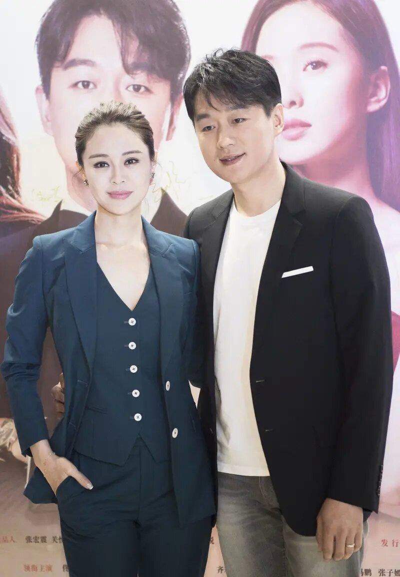 关悦和佟大为身穿西装背心,共同秀恩爱,她们是如此美丽!