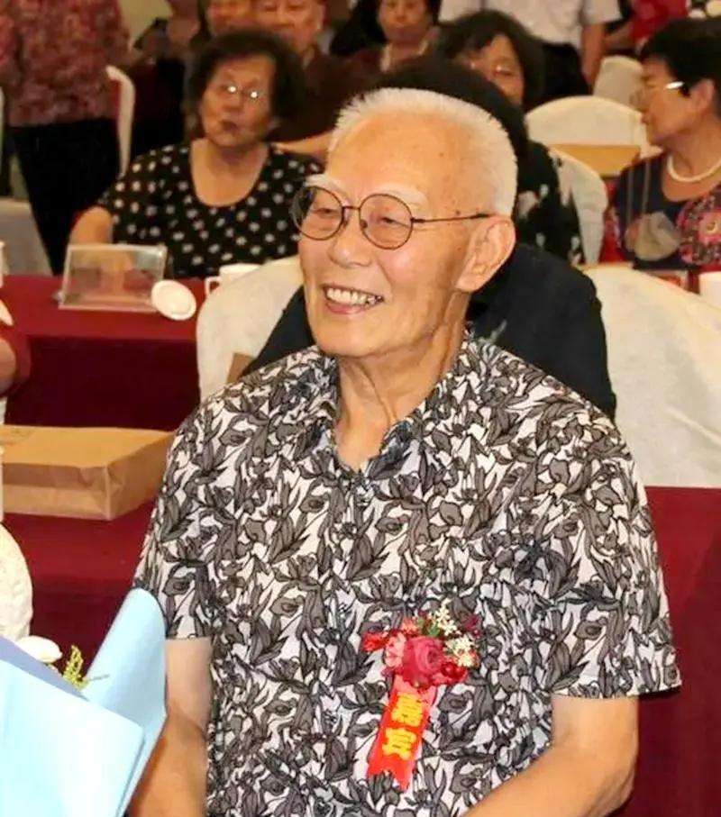 著名演员张勇手传记出版,500多张珍贵照片,其中大多数首次面世_电影