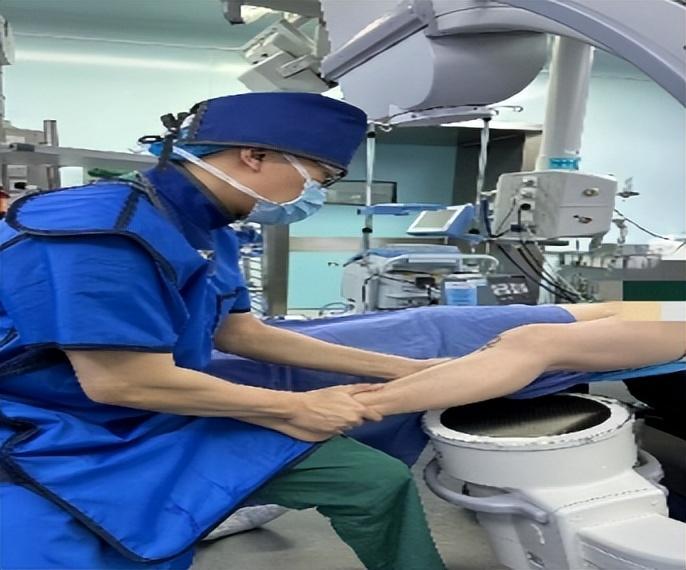 "补牙"式微创膝关节置换,让膝关节手术不再"一刀切"!_患者_爷爷_治疗