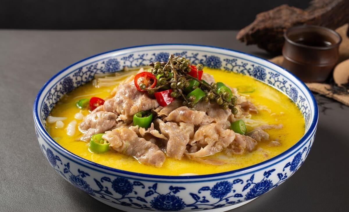 主要用到的材料有:牛里脊400克,酸汤1000克,白菜100克,金针菇80克,青