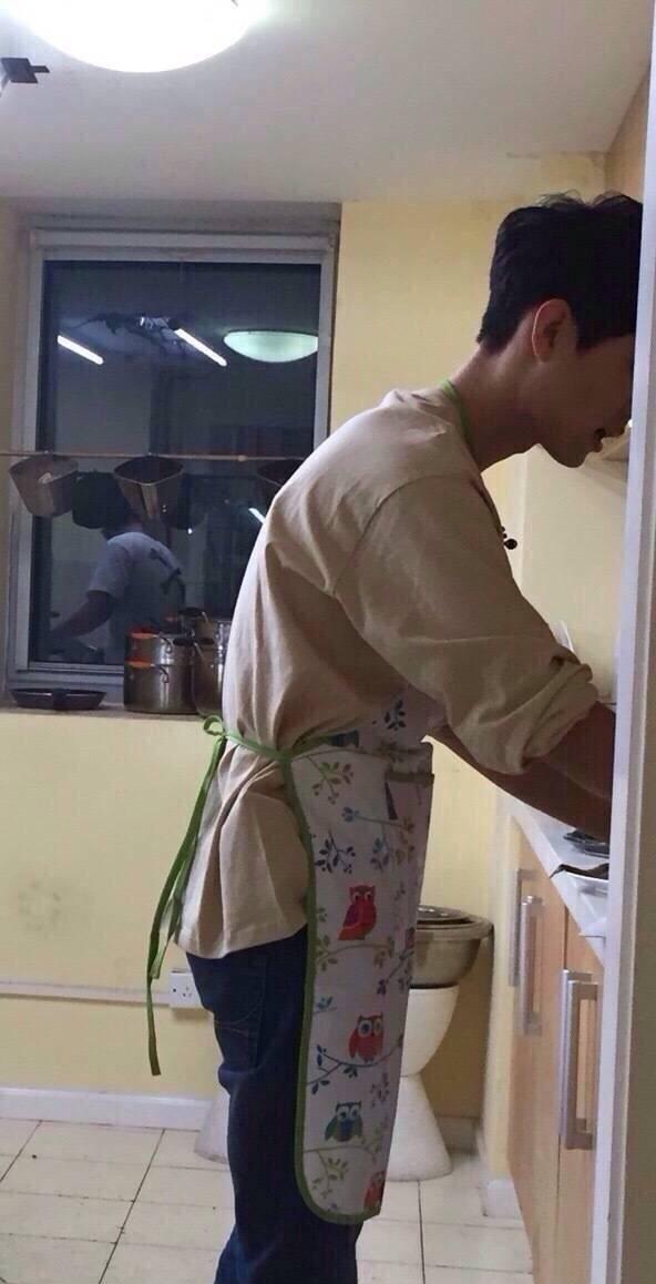 自己下厨的战战,这个身型真的太瘦削了!手上拎着的两袋是什么好吃的?