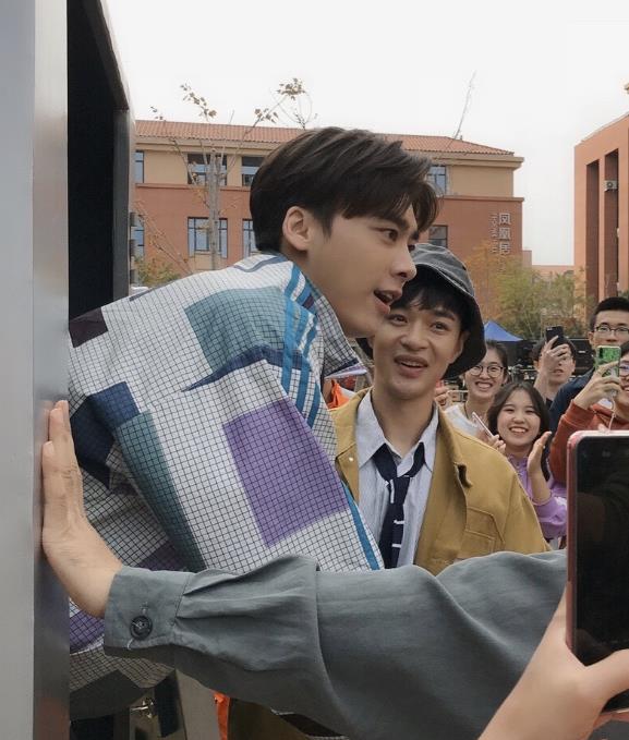 李易峰3个杂志封面来袭,34岁魅力十足,但和当年变化不小_西装裤_男士