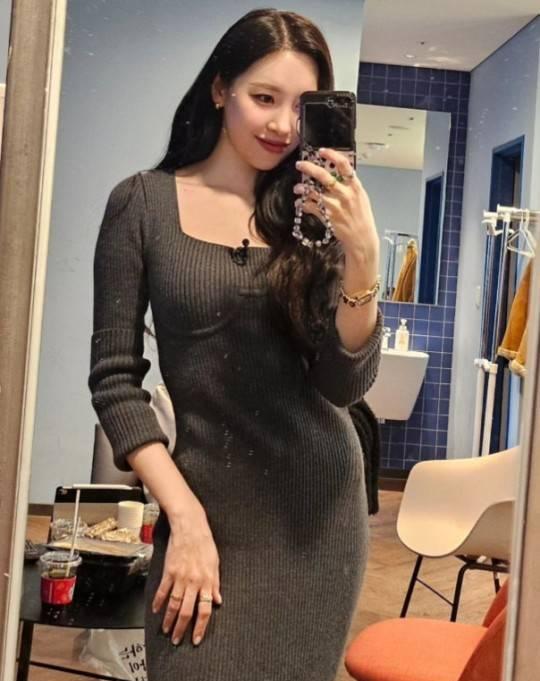 宣美晒最新自拍美照,穿紧身连衣裙秀曲线身材_美的_风格_照片