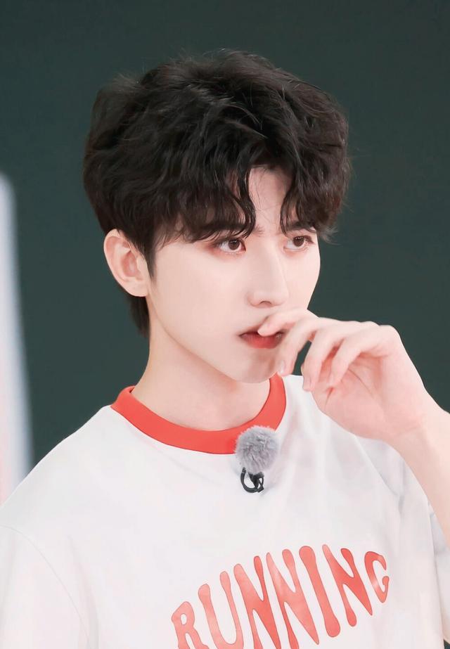 27岁林彦俊否认恋情,多位网友爆被工作室拉黑,只因评论引其不满_刘大