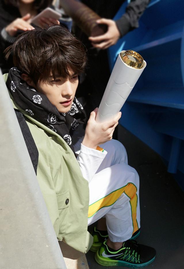 杨洋为高考学子加油,久未露面的他你还记得吗?_低调_演技_网友