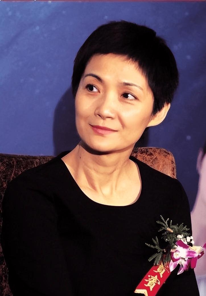 李婷:隐瞒病情独自抗癌9年,葬礼上前夫张子健与女儿哭成泪人_电影