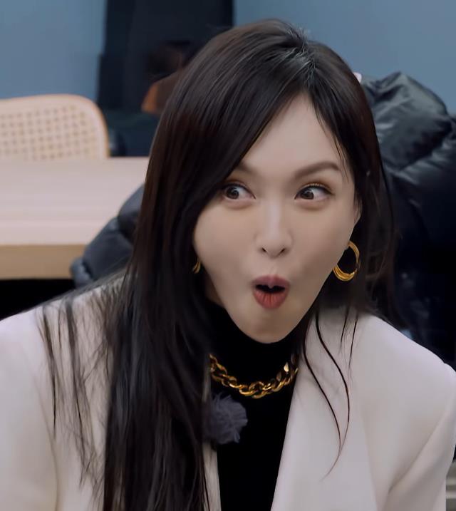 39岁唐嫣综艺首秀开播,表情崩了引争议,营销方式被群嘲!