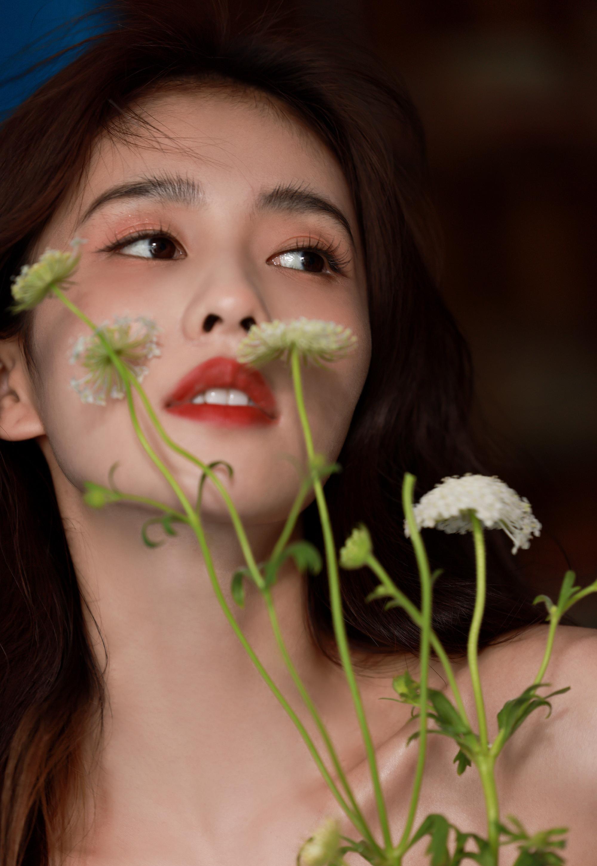 人气女星白鹿被晒绿色吊带裙写真,笑容清纯迷人_什么_新疆_妹妹