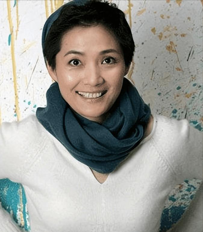 李婷:隐瞒病情独自抗癌9年,葬礼上前夫张子健与女儿哭成泪人_电影