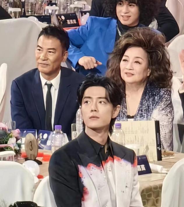 大湾区晚会后台:肖战被冷落,李现关晓彤无交流,王一博行色匆匆_徐小凤