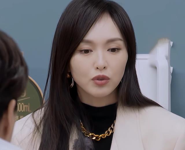 39岁唐嫣综艺首秀开播,表情崩了引争议,营销方式被群嘲!