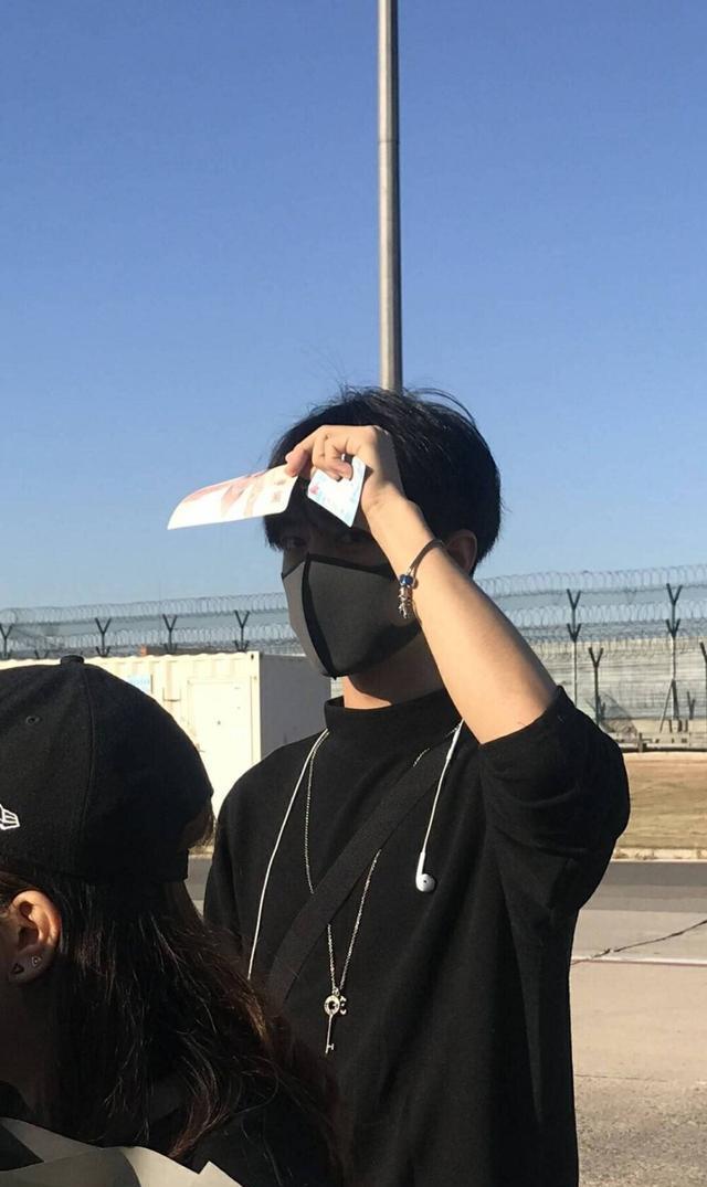 和马薇薇的合影,休闲卫衣 牛仔外套.活力满满的少年模样!