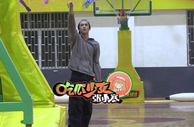 王鹤棣演技遭"差评"收工打球偶遇邢昭林_表演_口罩_网友