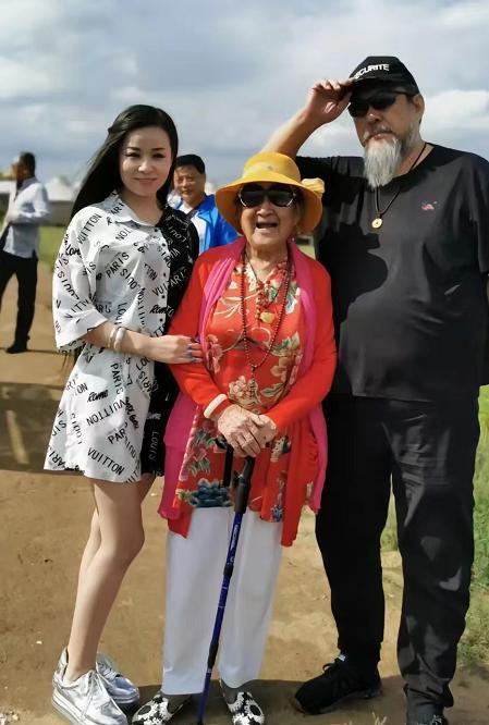 陆树铭的母亲尚未离世前,陆树铭和妻子,女儿陪伴在母亲身边,老太太笑