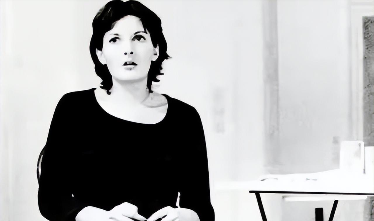 1974年南斯拉夫姑娘想考验人性,自我麻醉6小时,结果遍体鳞伤