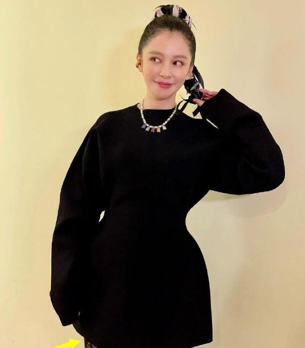 48岁徐若瑄登日本圣诞节目,脸色蜡黄暴瘦20斤,穿搭太古怪!