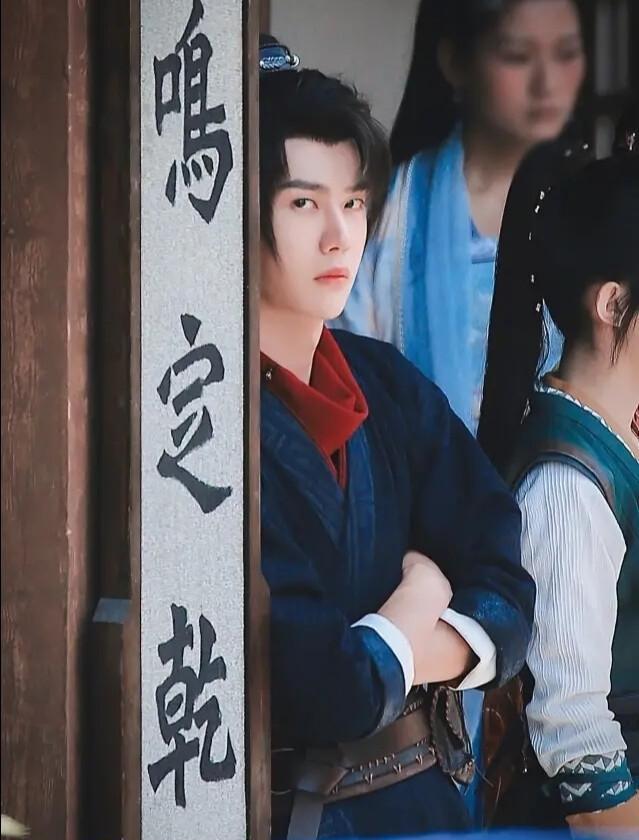 《有匪》:意识到有人偷拍,王一博的表情亮了!_花絮_本人_眼神