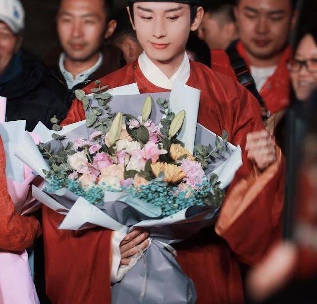 不久前有网友在探班时发现,成毅竟然在凌晨两点还在专心看台本,可见他