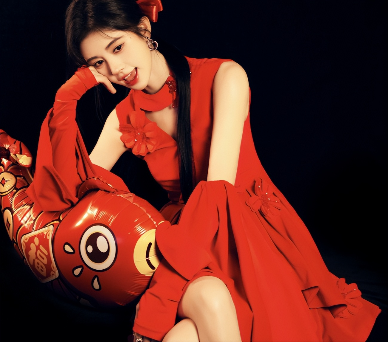 元旦快乐:鞠婧祎穿红裙秀发系红丝带,少女范十足!_网友_发展_夜晚