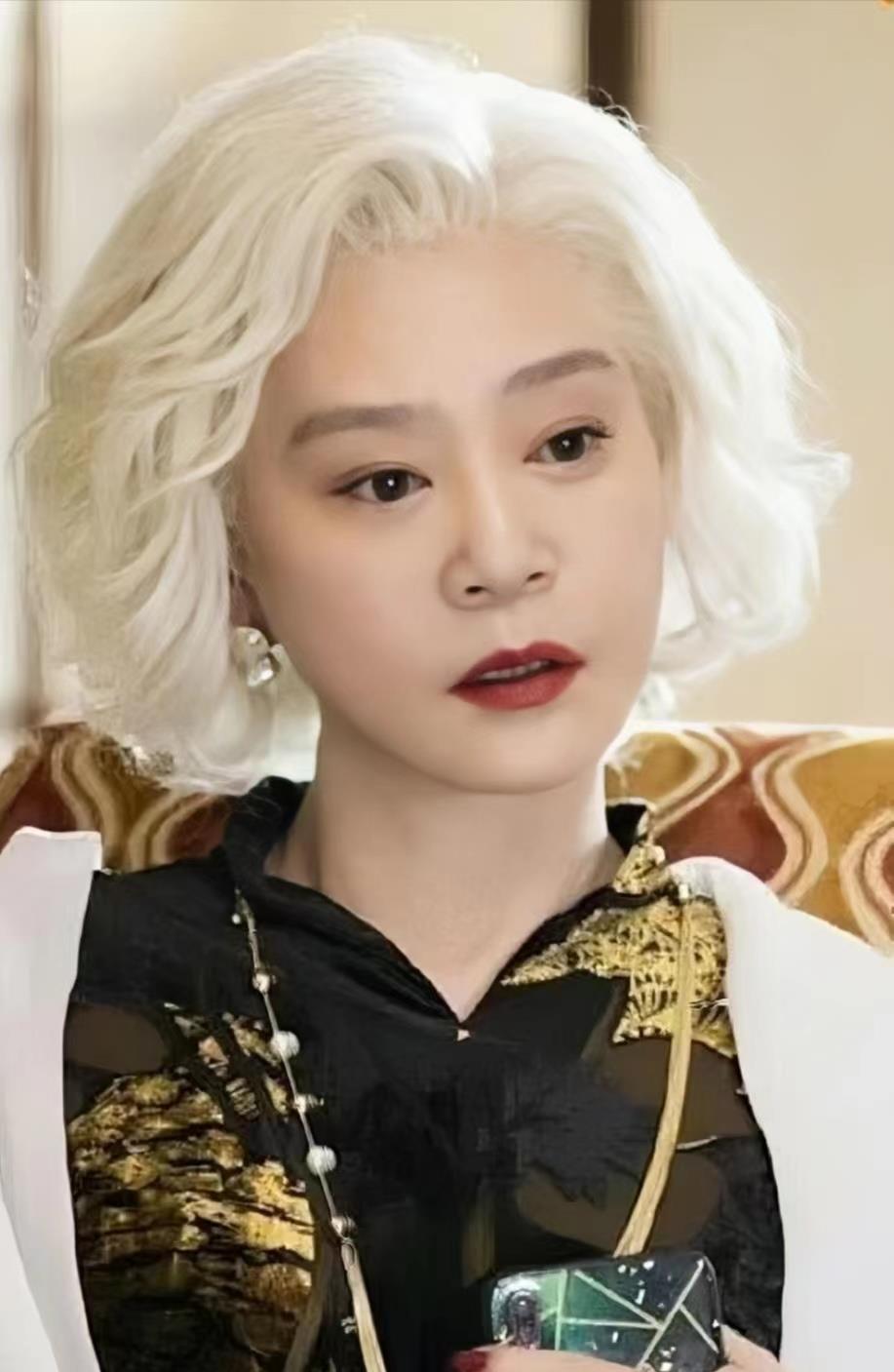 被刘雪华的近照惊艳到:穿衣得体,快六十五岁也能时尚优雅_着装_服装