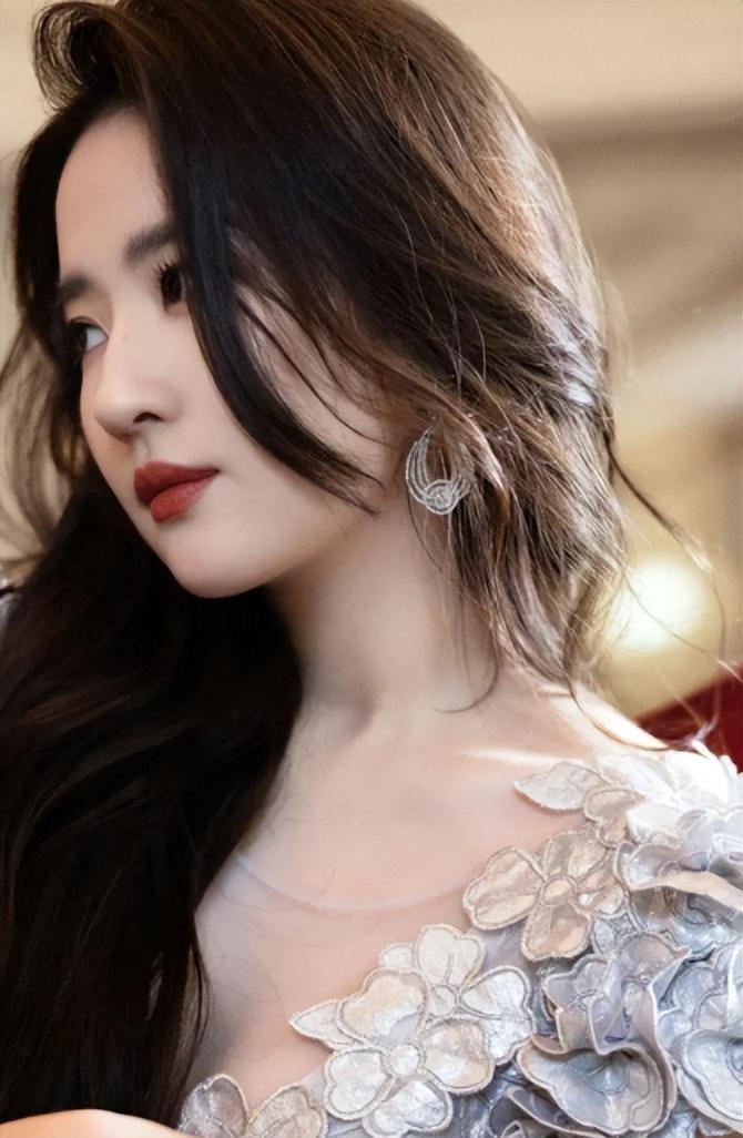 刘亦菲穿灰色短裙身材曼妙 戴贝雷帽造型又美又酷_时尚_传统_突破