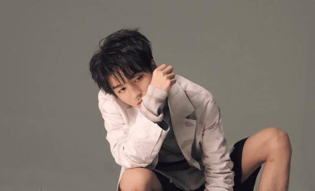 王俊凯梳"鸟窝头"拍大片,发量浓密厚实,脚踝超细还有很多腿毛_造型