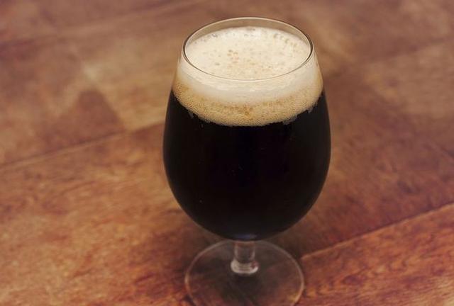 黑啤和普通啤酒的区别?_口感_颜色_麦芽