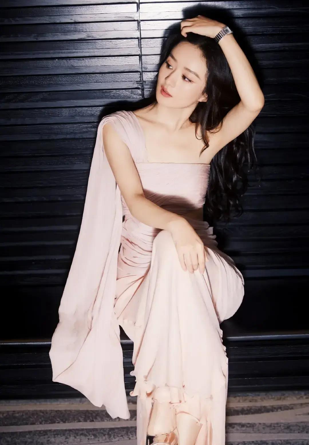 赵丽颖惊艳亮相成都浪琴表活动,粉色的一字肩连衣裙,尽显优雅气质,_的