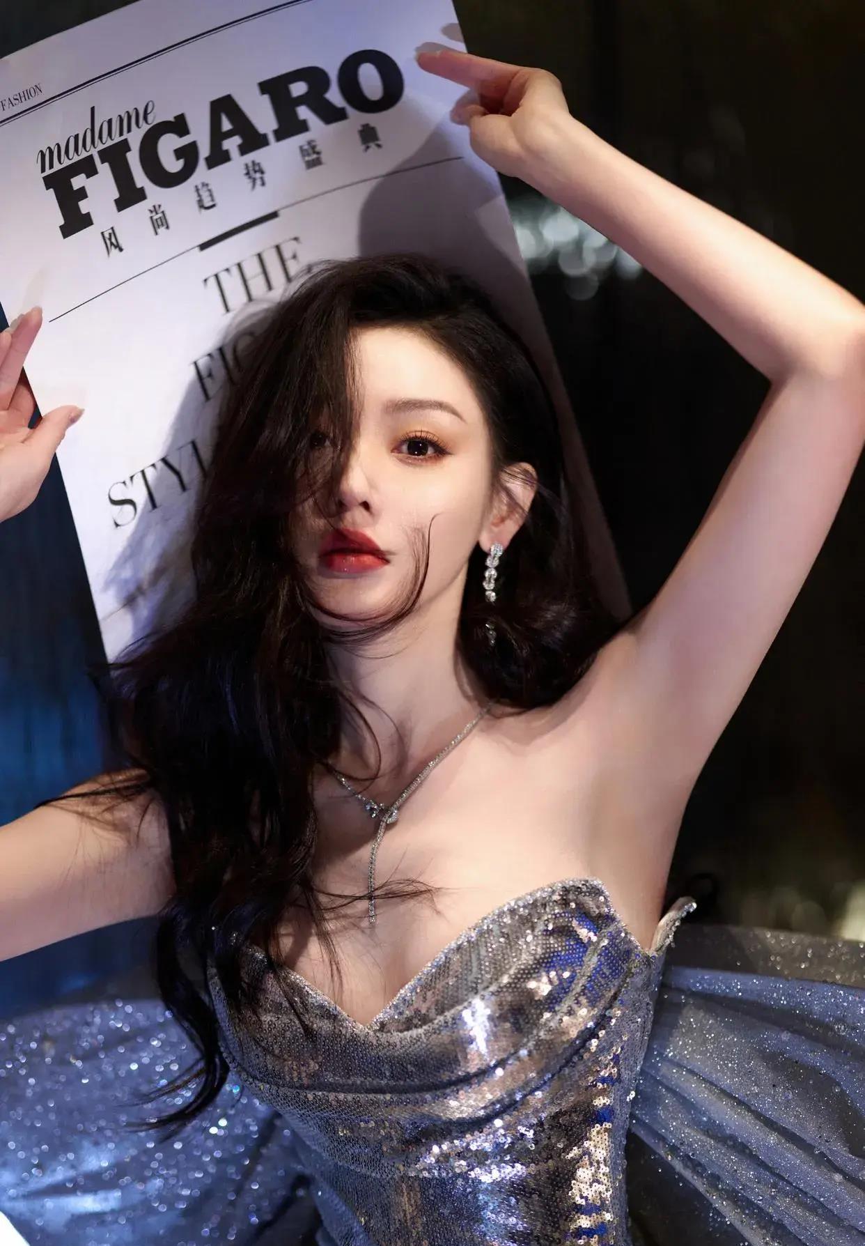 张天爱惊艳亮相!银色亮片礼裙尽显性感风情,勾勒出完美身材!