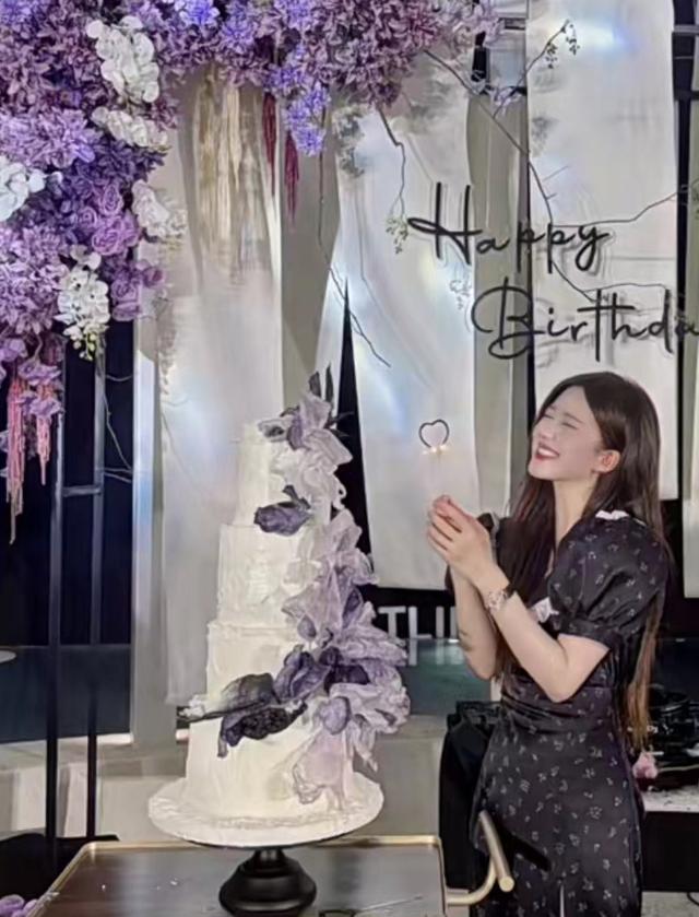 但不是每一个生日都能有幸和朋友们一起过,赵露思的24岁生日华丽又