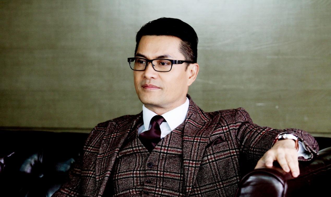 63岁吕良伟去敬老院,被 60岁老人叫 "小伙子",网友:这就是差距_运动