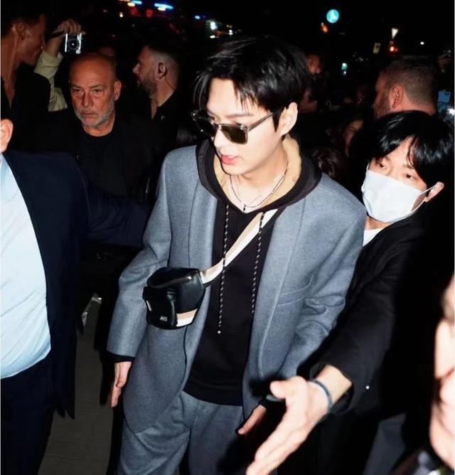 35岁李敏镐现身米兰看秀,生图胖出双下巴,和女高管亲密合影_媒体_墨镜