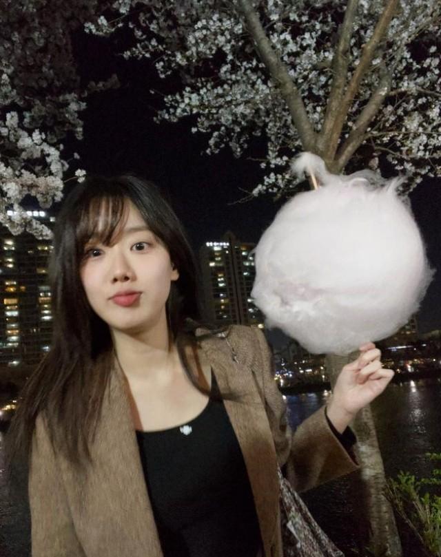 好了,最后小编奉上外国女星李娜恩的生活照↓最后《the fact》表示