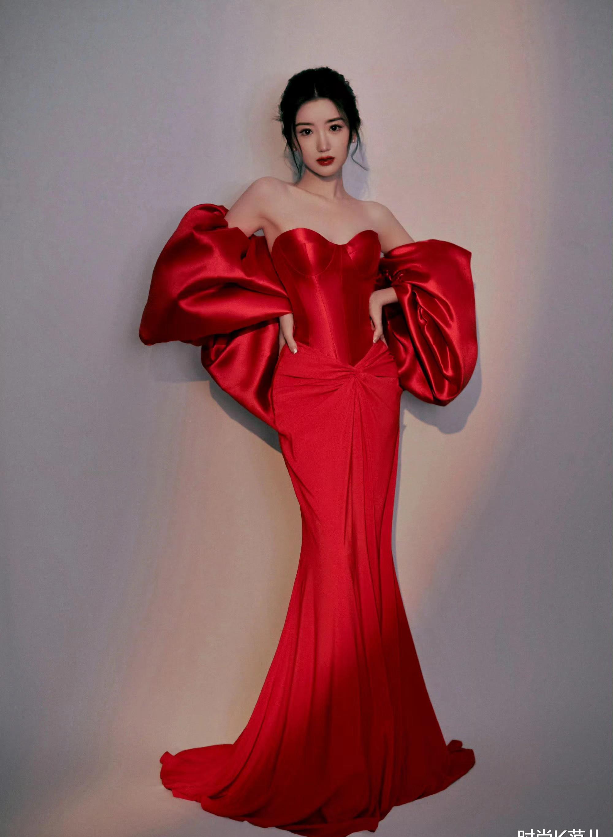 毛晓彤国剧盛典造型太美了,一袭大红色抹胸裙,优雅又惊艳!