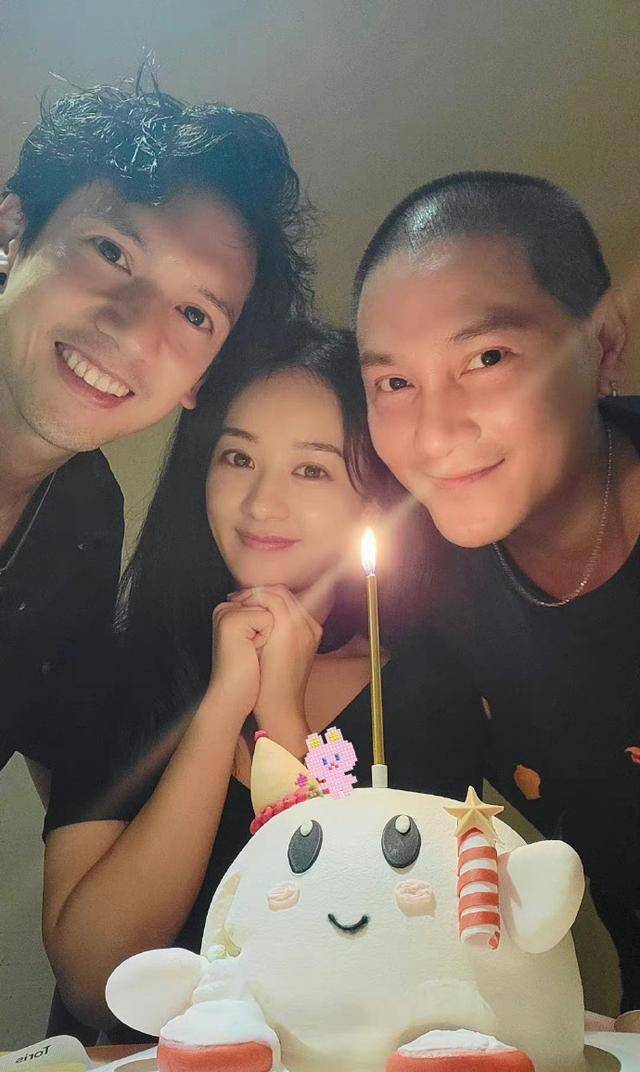 图中,丁子峻和关志斌分别站在赵丽颖的两侧,赵丽颖可爱地皱着眉头.