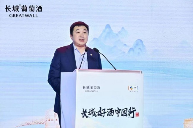 温州市云鑫贸易有限公司董事长谢士云,浙江省老酒收藏协会常务副会长